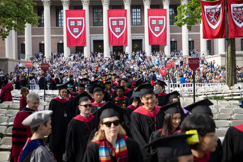 Harvard bị cắt quyền bảo trợ thị thực, 7.000 sinh viên quốc tế có thể bị trục xuất