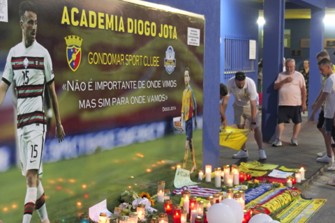 Người hâm mộ bật khóc tiễn Diogo Jota và em trai về nơi an nghỉ cuối cùng