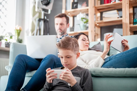 Giới trẻ châu Âu và 'ma trận' thiết bị số – nỗi lo ngày càng lớn của phụ huynh và chính phủ