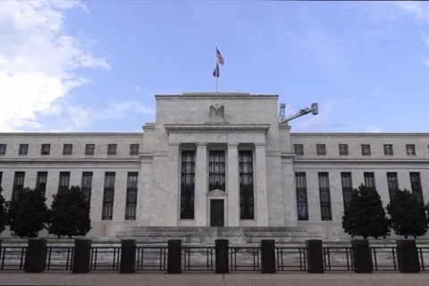 Fed giảm lãi suất nhưng cảnh báo chậm nới lỏng trong năm tới