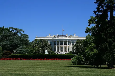 Chính quyền ông Trump tìm cách tái lập thuế quan sau phán quyết của Tòa án Tối cao