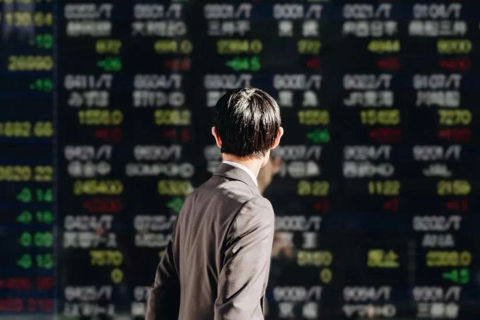 Thị trường toàn cầu biến động sau quyết định hạ lãi suất của Fed