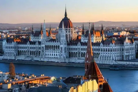 Cuộc đua nóng ở Hungary: ông Orban và đối thủ cùng phô sức mạnh chính trị