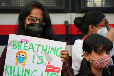Ô nhiễm không khí kỷ lục bao trùm New Delhi, người dân xuống đường biểu tình
