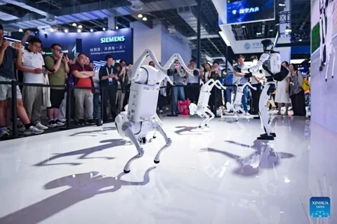 Trung Quốc đề xuất siết quản lý AI mô phỏng con người