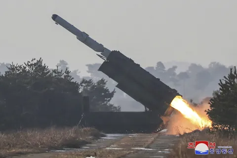 Ông Kim Jong Un trực tiếp giám sát cuộc tập trận phóng tên lửa tầm xa
