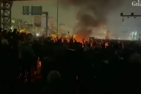 Iran rung chuyển vì bất ổn, căng thẳng với Mỹ gia tăng