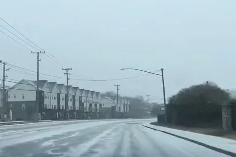 Hơn 850.000 hộ dân mất điện khi bão tuyết tràn qua miền Đông Mỹ