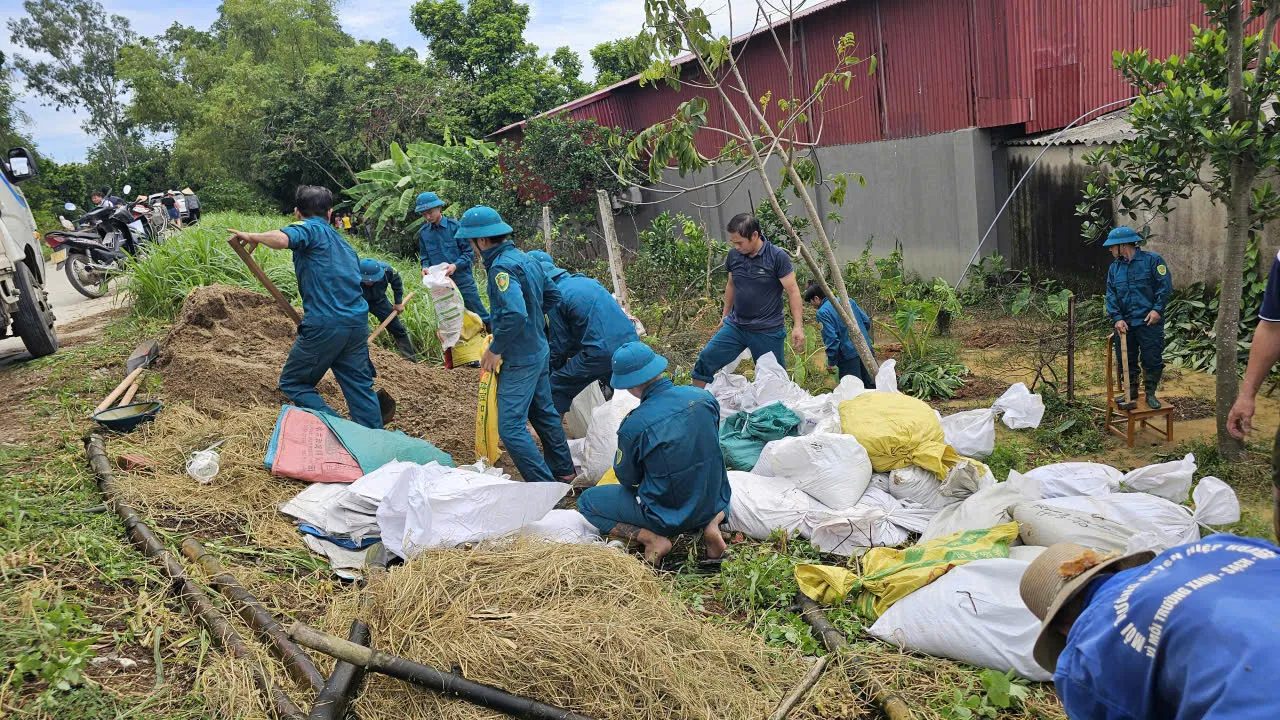 Xã Hợp Thịnh triển khai khẩn cấp các biện pháp ứng phó lũ đặc biệt lớn trên sông Cầu
