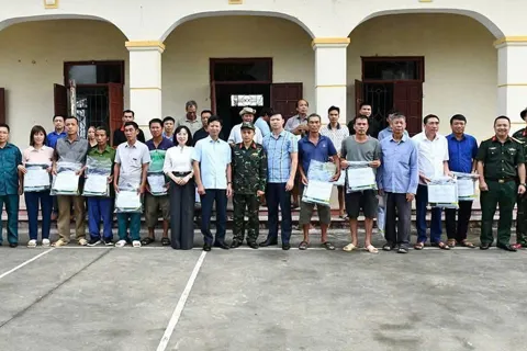 Bộ Chỉ huy quân sự Bắc Ninh cấp phát 6.000 bộ quần áo giúp dân vùng lũ vượt qua khó khăn