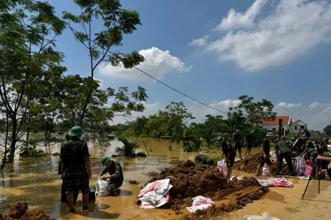 Tư lệnh Quân khu 1 trực tiếp chỉ đạo khắc phục sự cố đê khẩn cấp tại Bắc Ninh