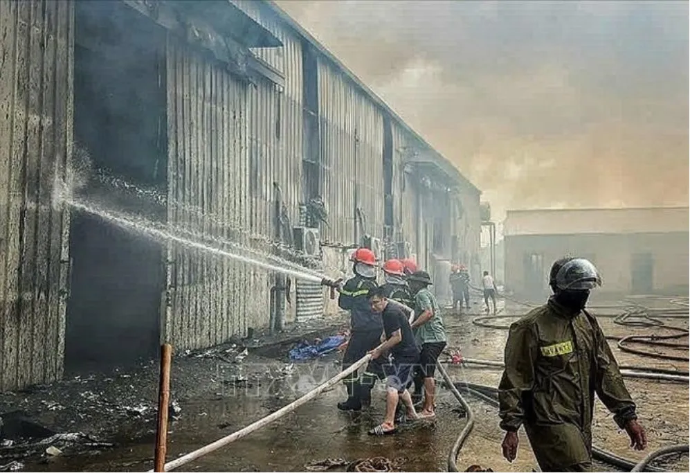 Bắc Ninh: cháy lớn tại kho nguyên liệu thuốc lá, chưa ghi nhận thiệt hại về người