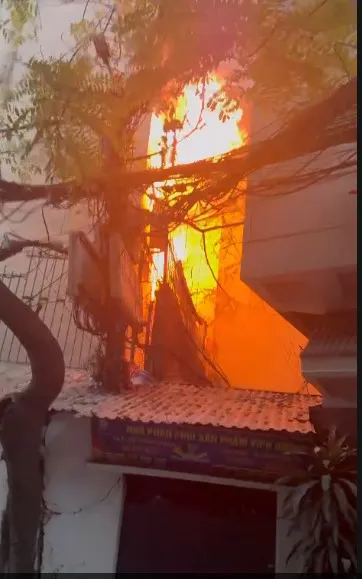 Hà Nội: Cháy lớn tại Nhà máy bia HABECO, lực lượng cứu hỏa đang triển khai dập lửa
