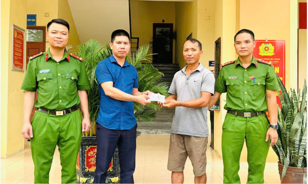 Bắc Ninh: Công an xã Chi Lăng hỗ trợ tìm lại 49 triệu đồng đánh rơi, trả lại cho người dân