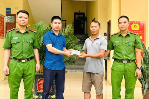 Bắc Ninh: Công an xã Chi Lăng hỗ trợ tìm lại 49 triệu đồng đánh rơi, trả lại cho người dân
