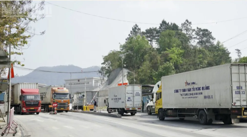 Lạng Sơn: Lưu lượng phương tiện chở hàng xuất khẩu tăng cao, gần 750 xe tồn chờ tại cửa khẩu