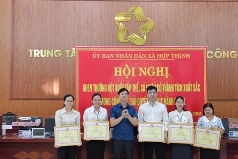 Xã Hợp Thịnh khen thưởng đột xuất tập thể, cá nhân có thành tích xuất sắc trong giải quyết thủ tục hành chính
