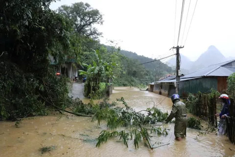 Lạng Sơn: 540 ngôi nhà bị hư hỏng, nhiều điểm sạt lở nghiêm trọng