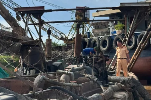 Bắc Ninh: bắt giữ tàu vận chuyển cát khai thác trái phép trên sông Lục Nam