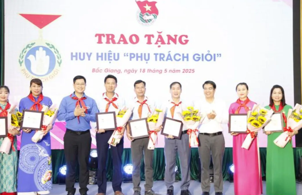 Bắc Giang: Trao huy hiệu "Tuổi trẻ dũng cảm" cho học sinh và đoàn viên cứu người