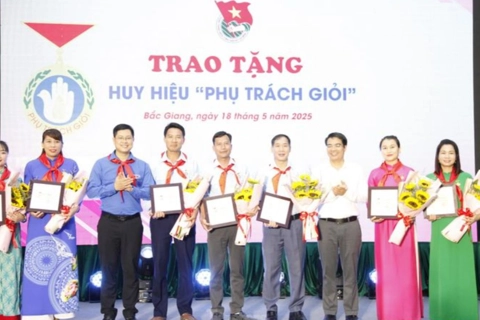 Bắc Giang: Trao huy hiệu "Tuổi trẻ dũng cảm" cho học sinh và đoàn viên cứu người