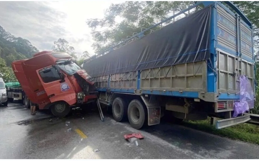 Tai nạn liên hoàn trên Quốc lộ 4A, một người bị thương nặng