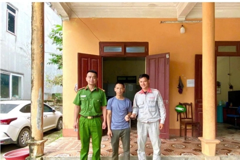 Người đàn ông ở Lạng Sơn nhặt được ví, mang đến công an giao nộp