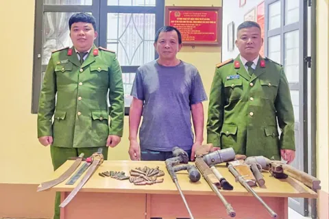 Bắc Ninh: Công an xã Tân Dĩnh tiếp nhận nhiều vũ khí do người dân tự giác giao nộp