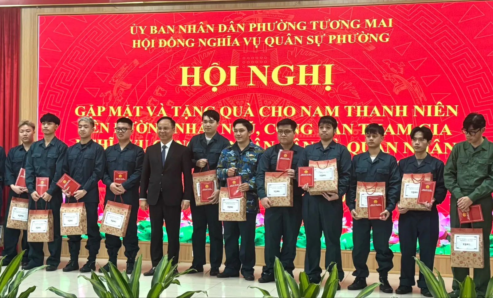 Phường Tương Mai tặng quà Tết cho công dân thực hiện nghĩa vụ quân sự 2026