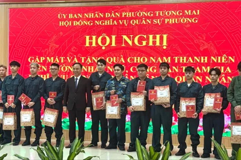 Phường Tương Mai tặng quà Tết cho công dân thực hiện nghĩa vụ quân sự 2026