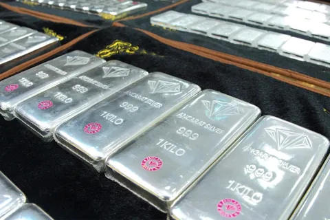 Giá bạc hôm nay 3/12: Bạc Phú Quý duy trì ở ngưỡng rất cao
