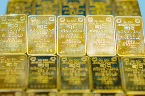 Giá vàng hôm nay 13/11: Vàng SJC và vàng nhẫn bất ngờ tăng rất mạnh