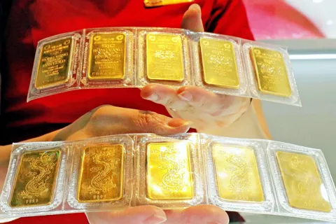 Giá vàng hôm nay 2/12/2025: Vàng SJC liên tiếp lập đỉnh mới, nhà đầu tư cần lưu ý gì?