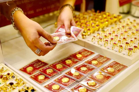 Giá vàng hôm nay 3/10: Trong nước và thế giới đồng loạt giảm