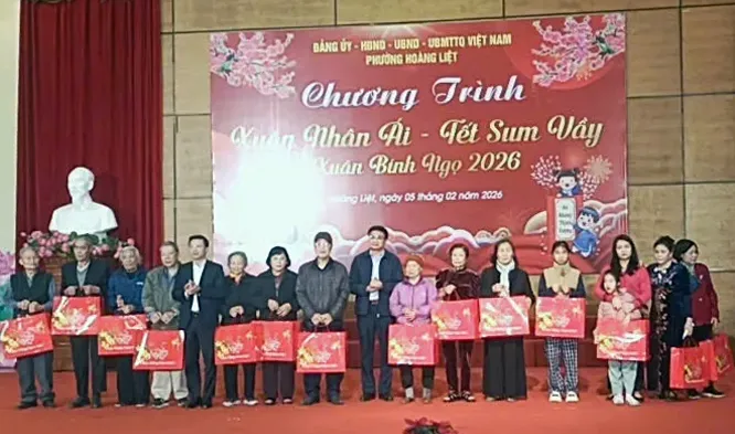 Phường Hoàng Liệt tặng quà Tết cho 350 người có công và người có hoàn cảnh khó khăn
