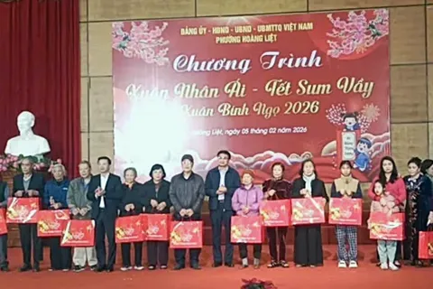 Phường Hoàng Liệt tặng quà Tết cho 350 người có công và người có hoàn cảnh khó khăn