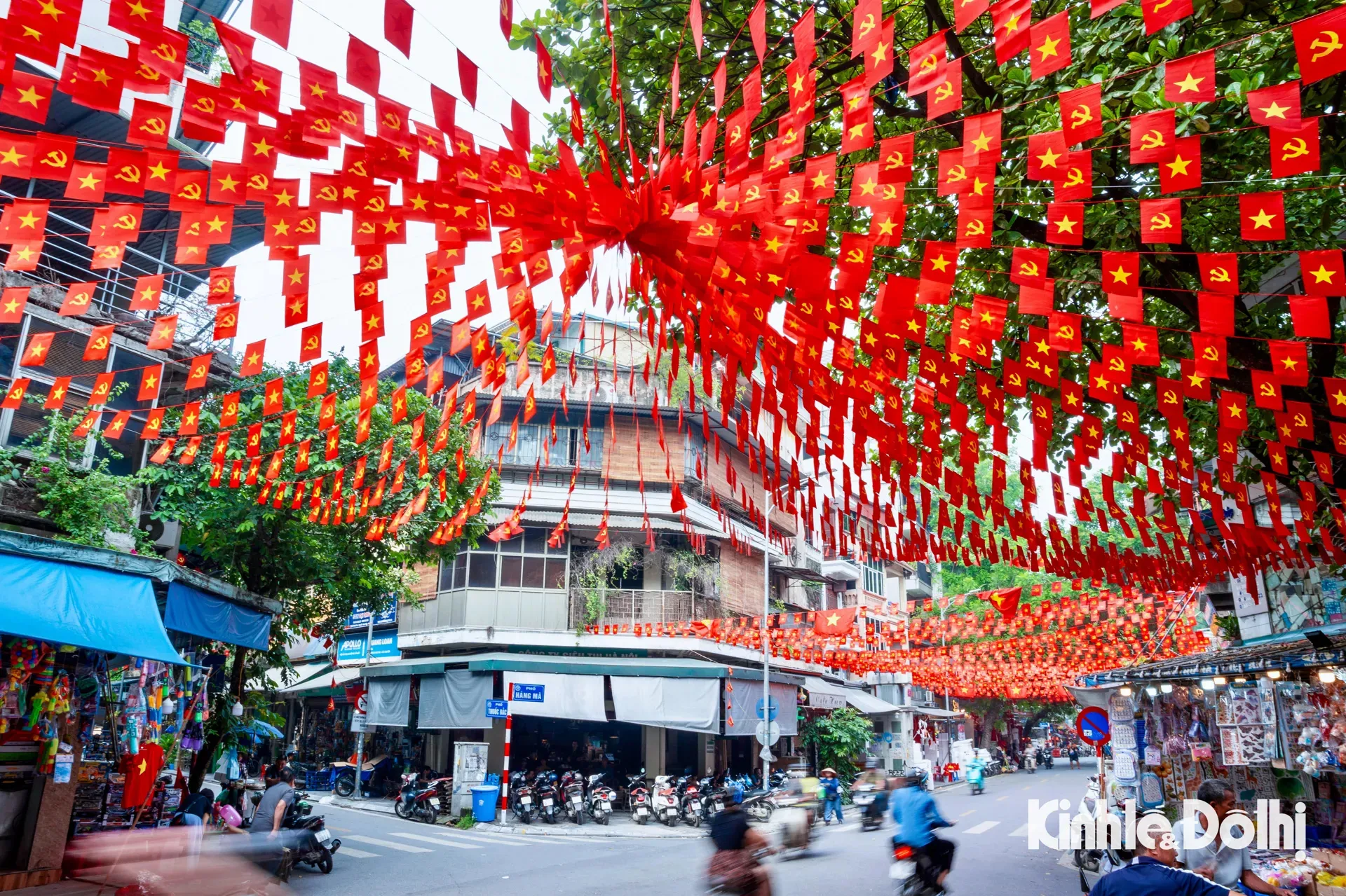 Đường phố Hà Nội trang hoàng rực rỡ cờ hoa chào mừng 80 năm Quốc khánh