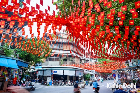 Đường phố Hà Nội trang hoàng rực rỡ cờ hoa chào mừng 80 năm Quốc khánh