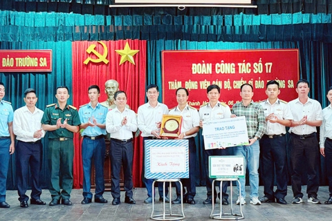 Món quà yêu thương vượt sóng tới Trường Sa
