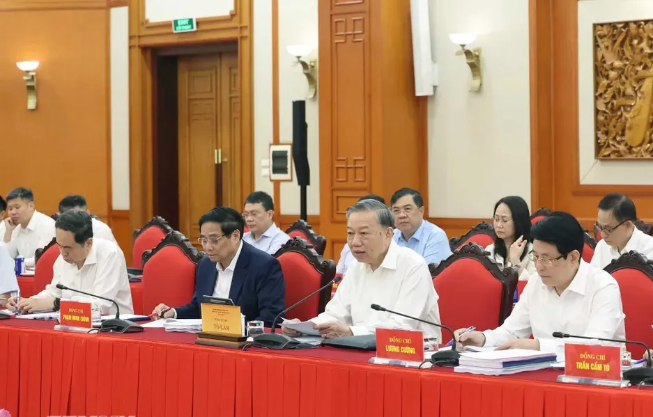Bộ Chính trị cho ý kiến về công tác chuẩn bị Đại hội Đảng bộ Thành phố Hà Nội và Thành phố Hồ Chí Minh