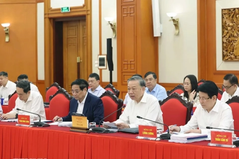 Bộ Chính trị cho ý kiến về công tác chuẩn bị Đại hội Đảng bộ Thành phố Hà Nội và Thành phố Hồ Chí Minh