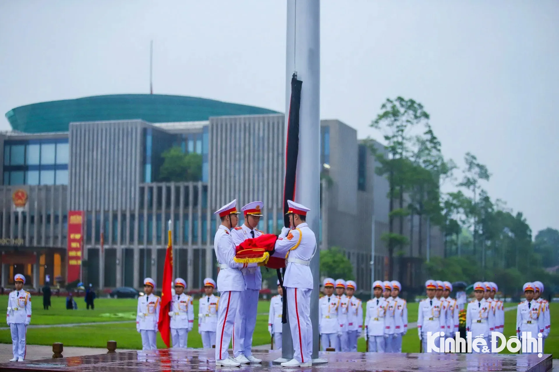 [Ảnh] Lễ thượng cờ rủ Quốc tang nguyên Chủ tịch nước Trần Đức Lương tại Quảng trường Ba Đình
