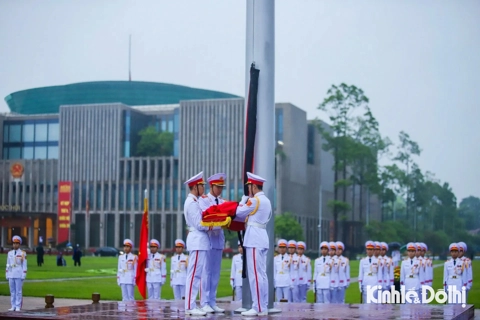 [Ảnh] Lễ thượng cờ rủ Quốc tang nguyên Chủ tịch nước Trần Đức Lương tại Quảng trường Ba Đình
