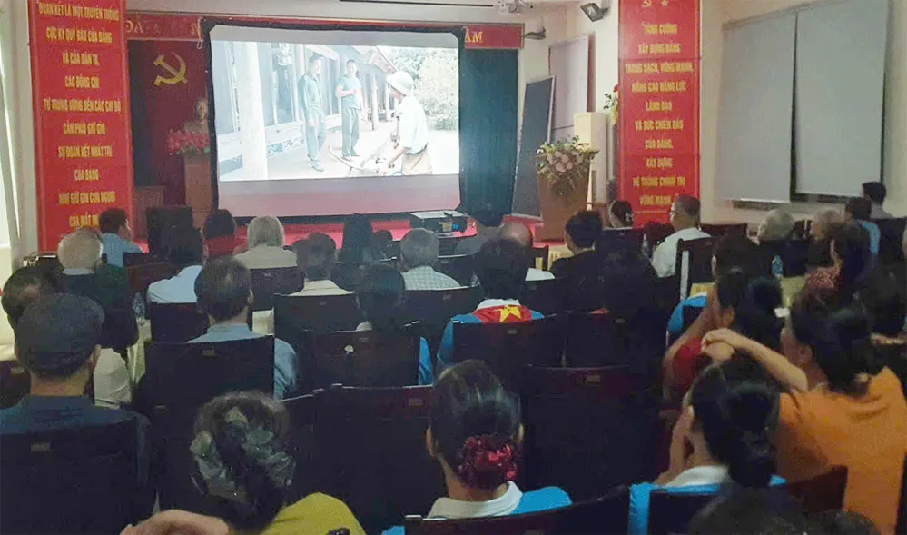 Phường Kiến Hưng chiếu phim tuyên truyền chào mừng 80 năm Cách mạng Tháng Tám và Quốc khánh 2/9