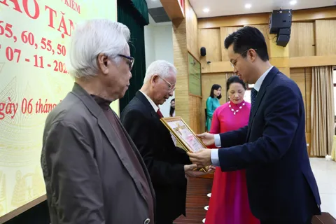 78 đảng viên phường Hoàn Kiếm nhận Huy hiệu Đảng đợt 7/11