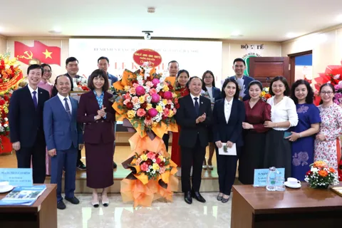 Phường Hoàn Kiếm thăm, chúc mừng Ngày Thầy thuốc Việt Nam tại các bệnh viện