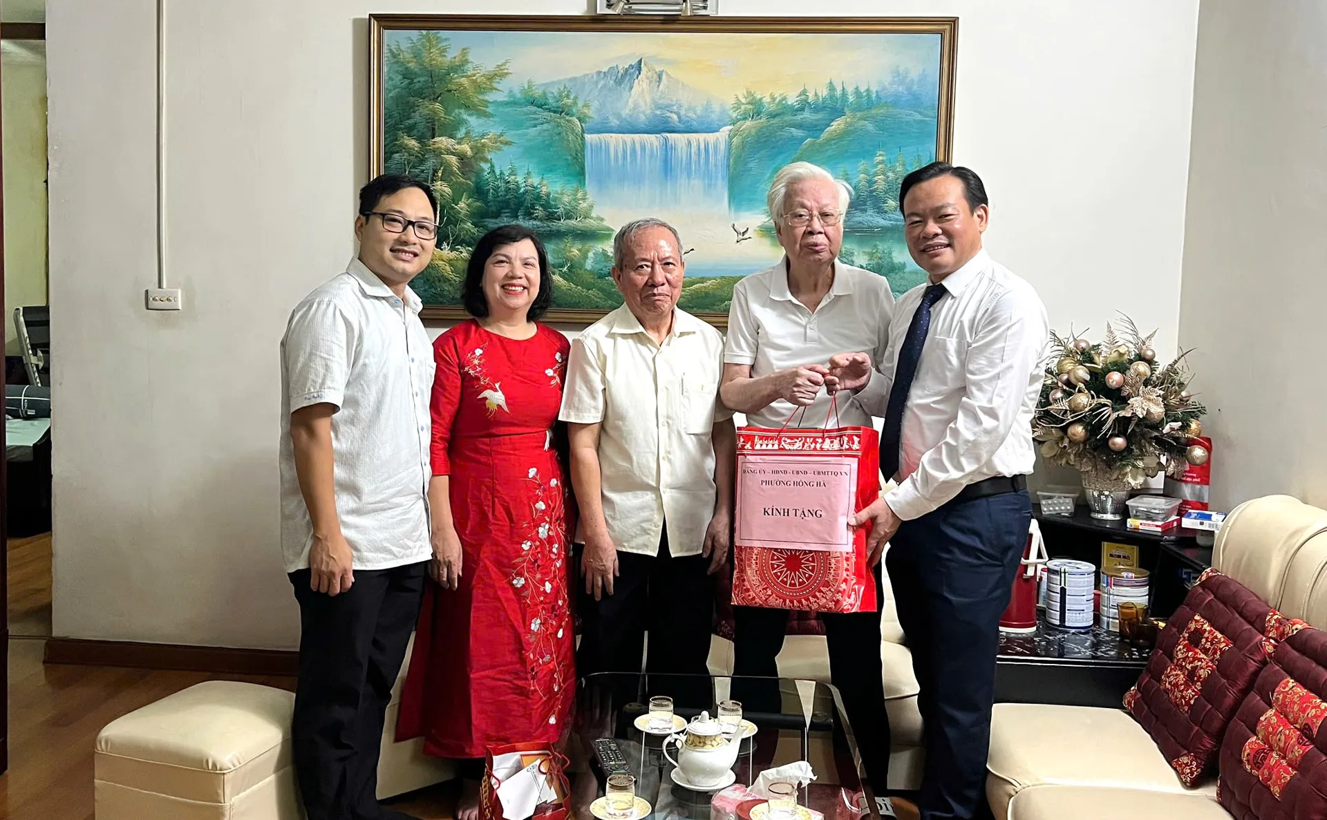 Phường Hồng Hà tri ân người có công nhân dịp kỷ niệm 80 năm Quốc khánh 2/9