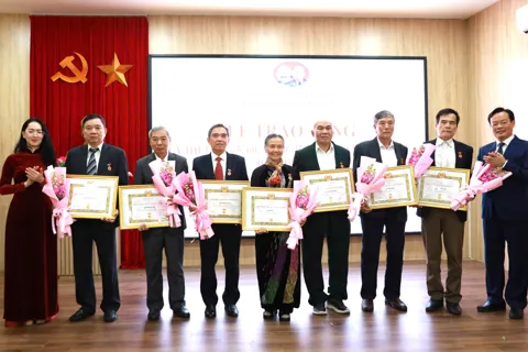 123 đảng viên phường Hồng Hà vinh dự nhận Huy hiệu Đảng đợt 3/2