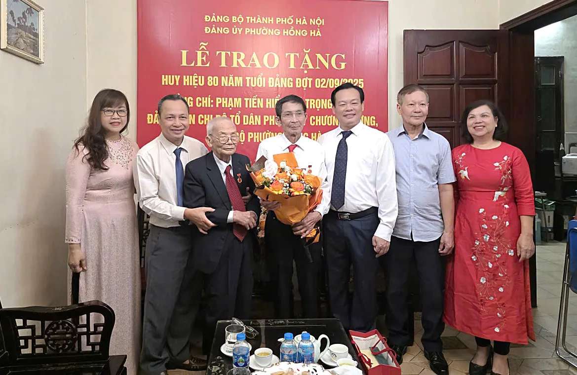 Phường Hồng Hà trao Huy hiệu 70 năm, 80 năm tuổi Đảng đợt 2/9 tặng các đảng viên lão thành