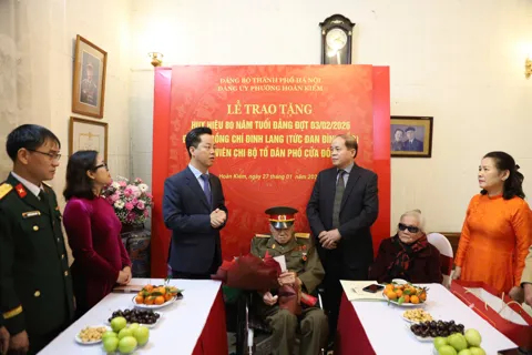 Phường Hoàn Kiếm: Trao Huy hiệu 80 năm tuổi Đảng đến đảng viên Đinh Lang